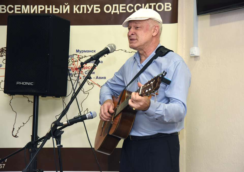 На концерте "Мое бессмертие &ndash; любовь..." выступит и презентует авторскую книгу Алексей Семенищев  .