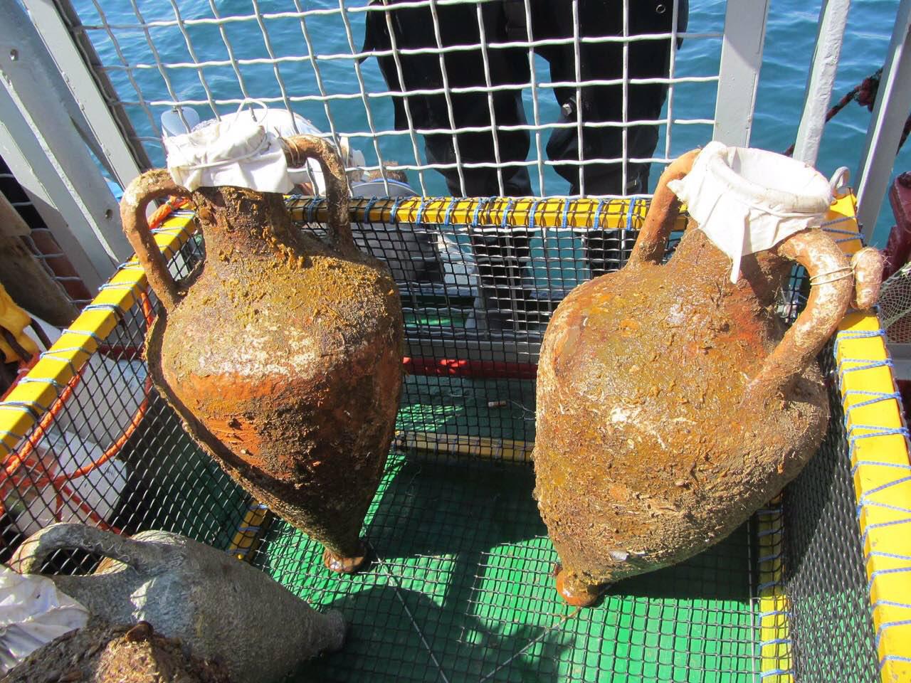 Амфори, виявлені поблизу острова Зміїний.