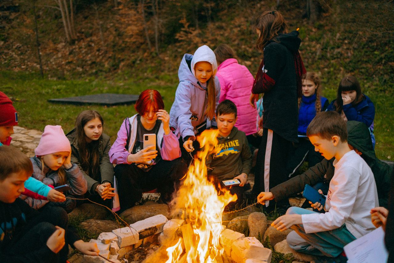 13-летняя девочка, которая осталась сиротой после обстрела Одесской области, проходит реабилитацию.