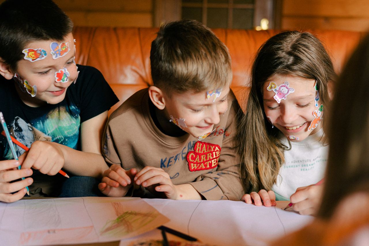 13-летняя девочка, которая осталась сиротой после обстрела Одесской области, проходит реабилитацию.