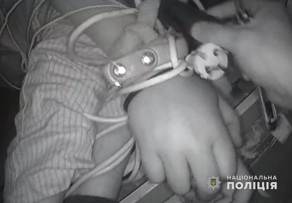 В Одессе несовершеннолетний избил и привязал к батарее арендодателя.