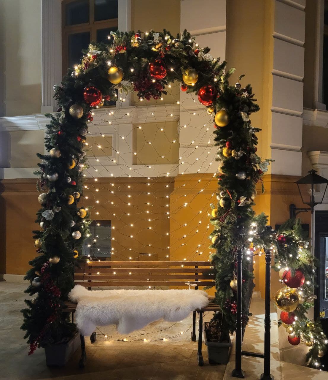 Арка из еловых веточек возле отеля-ресторана "Дворянский".