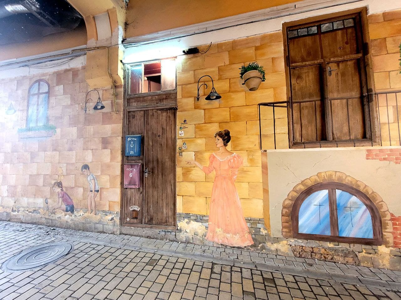 Красочный двор дома Бабеля.