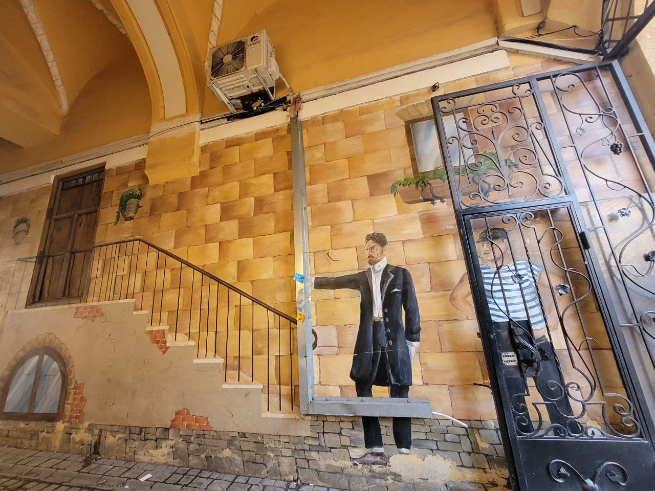 Барвистий двір будинку Бабеля.