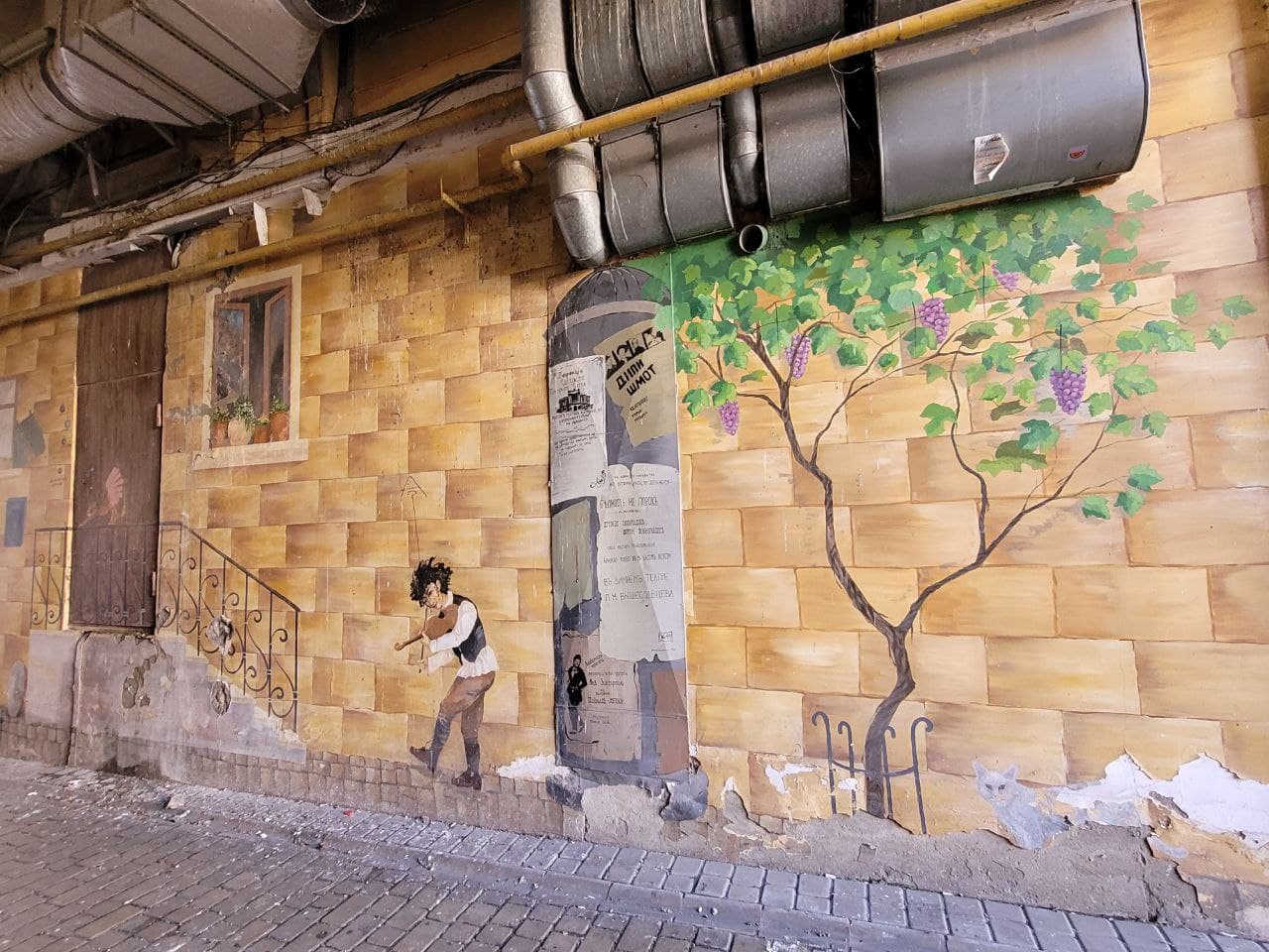 Красочный двор дома Бабеля.