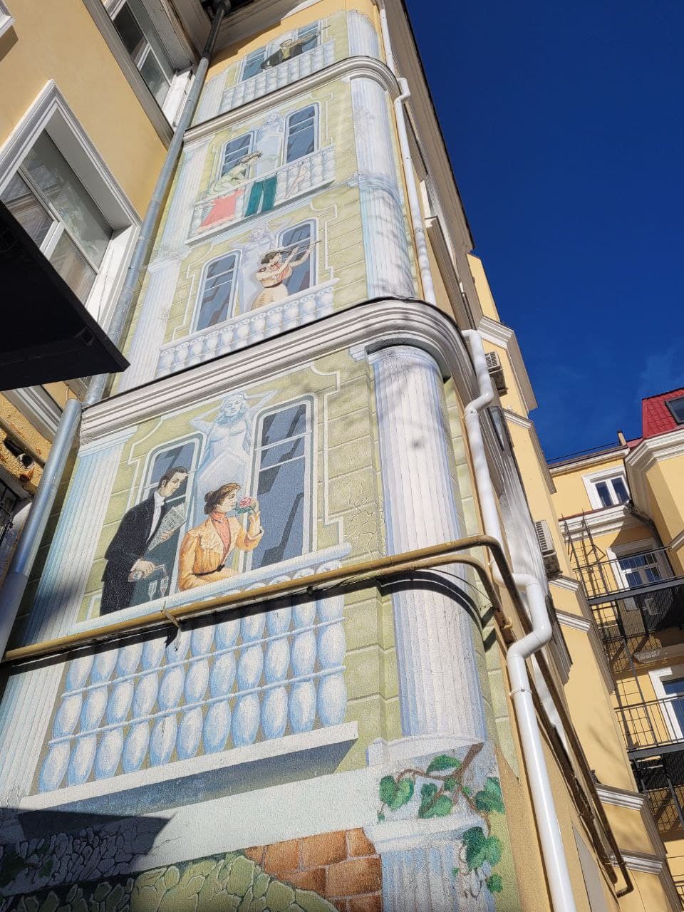 Барвистий двір будинку Бабеля.