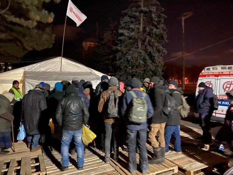 В Одессе неизвестные выбросили пенсионерку в мусорный бак.