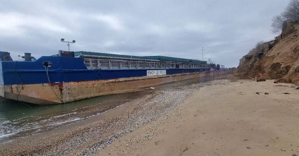 Через шторм до берегів Одеської області прибило зернову баржу.