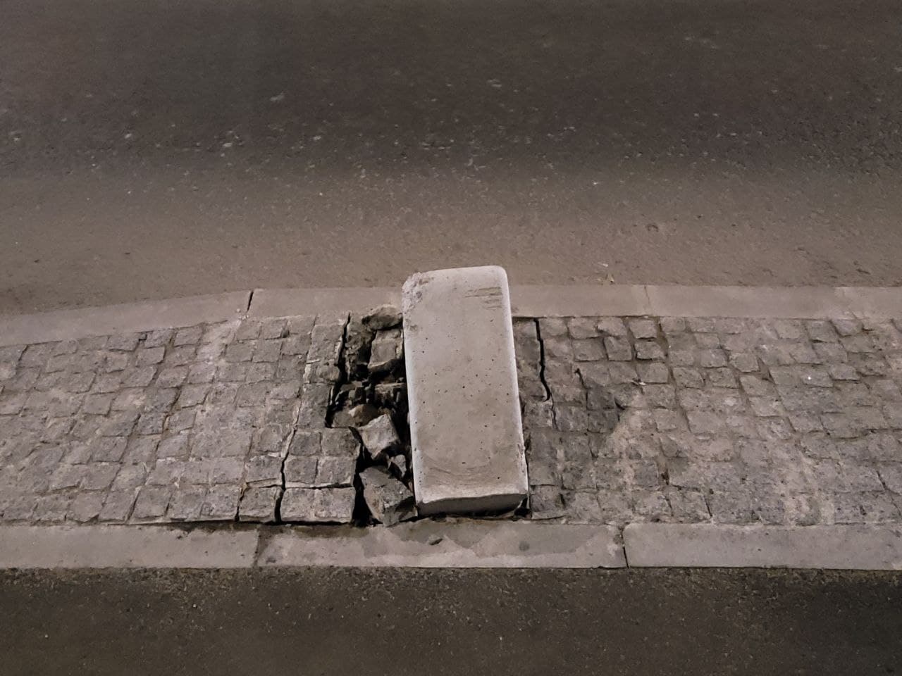 Некоторые антипарковочные барьеры на улице Черняховского уже разбиты.