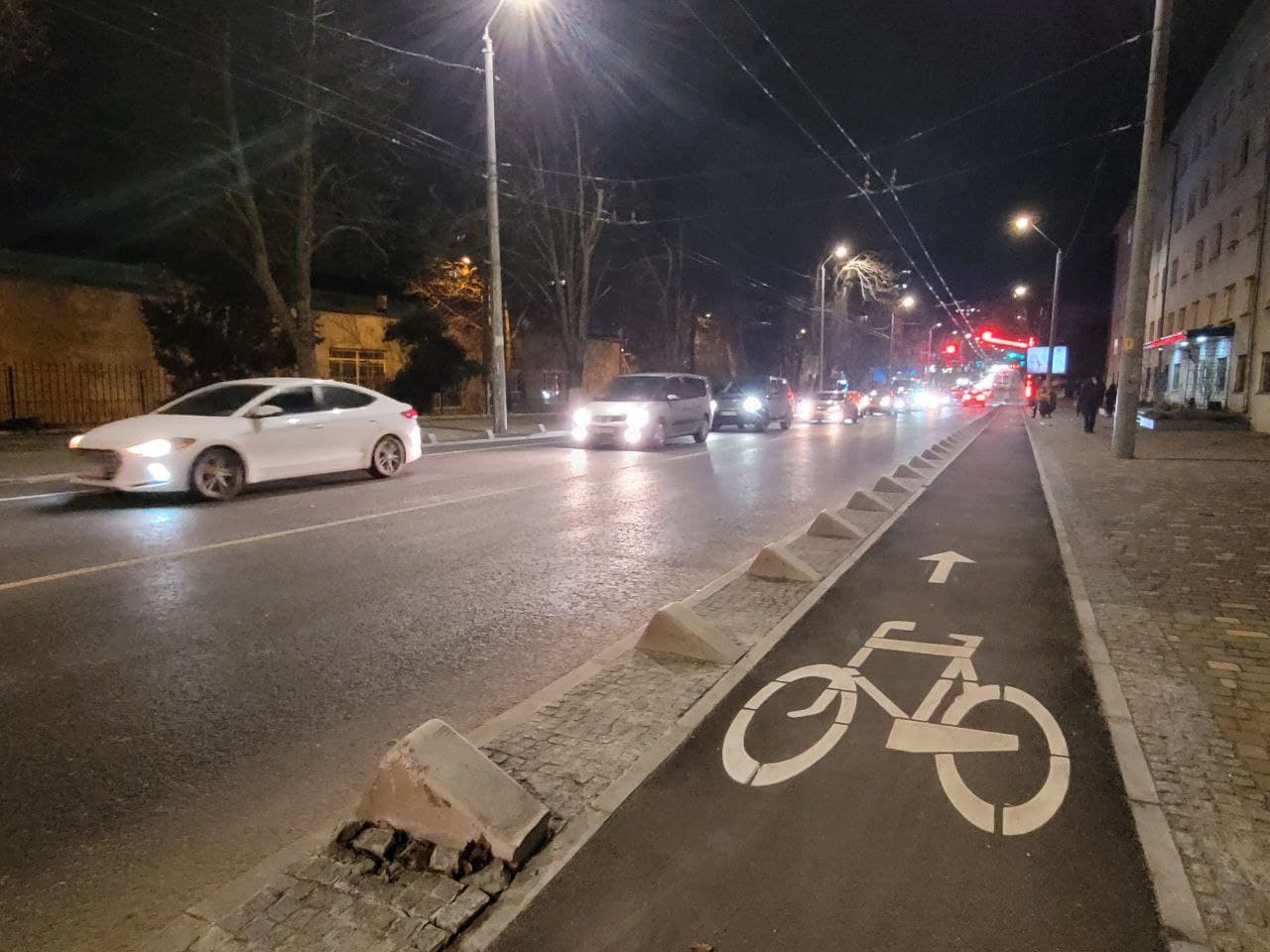 Некоторые антипарковочные барьеры на улице Черняховского уже разбиты.