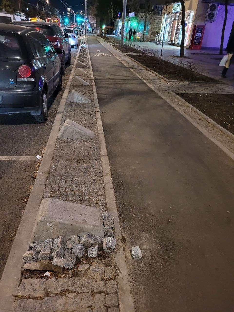 Некоторые антипарковочные барьеры на улице Черняховского уже разбиты.