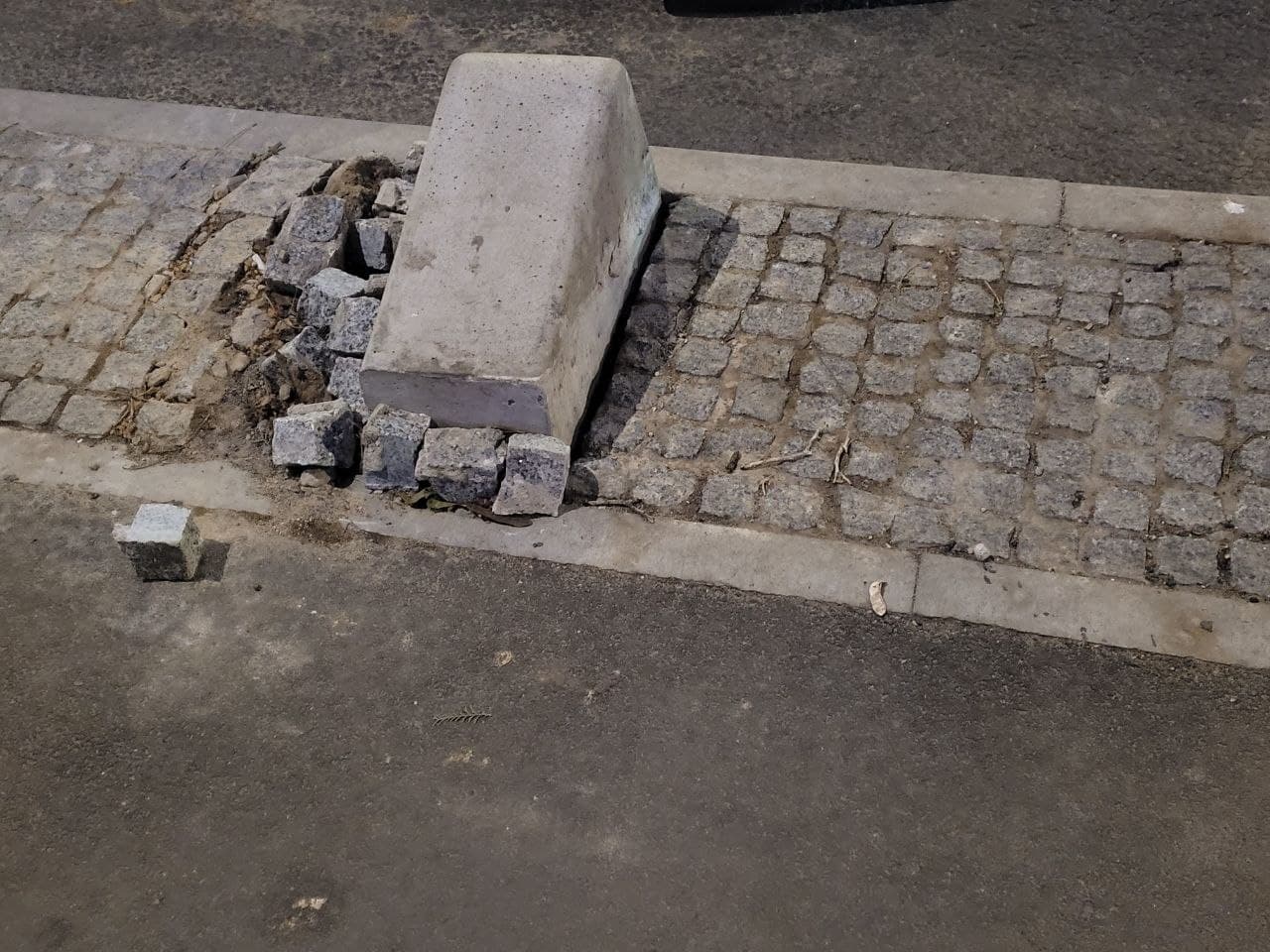 Некоторые антипарковочные барьеры на улице Черняховского уже разбиты.