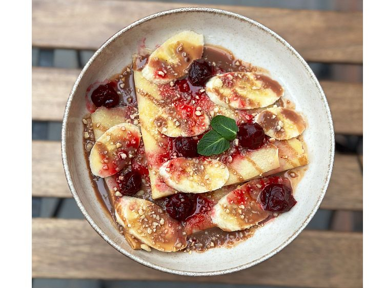 Млинці з бананом і шоколадом в Lark.