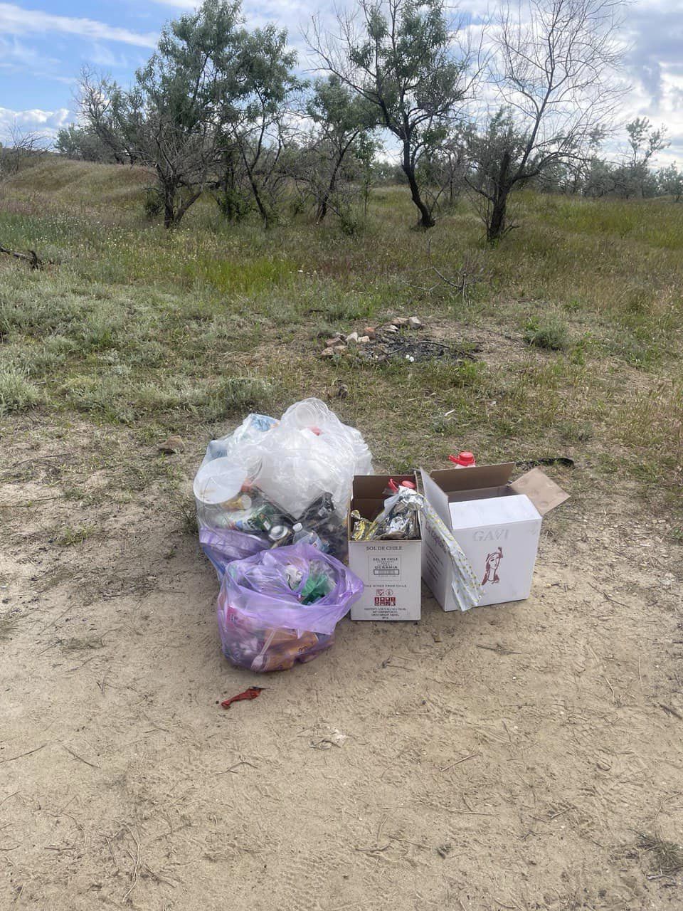 Пакеты с мусором на лиманском побережье.