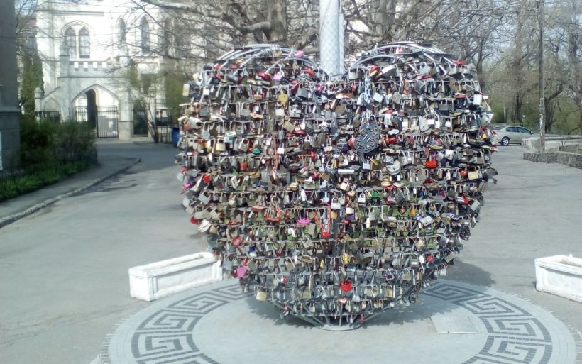 Арт-объект "Влюбленное сердце".