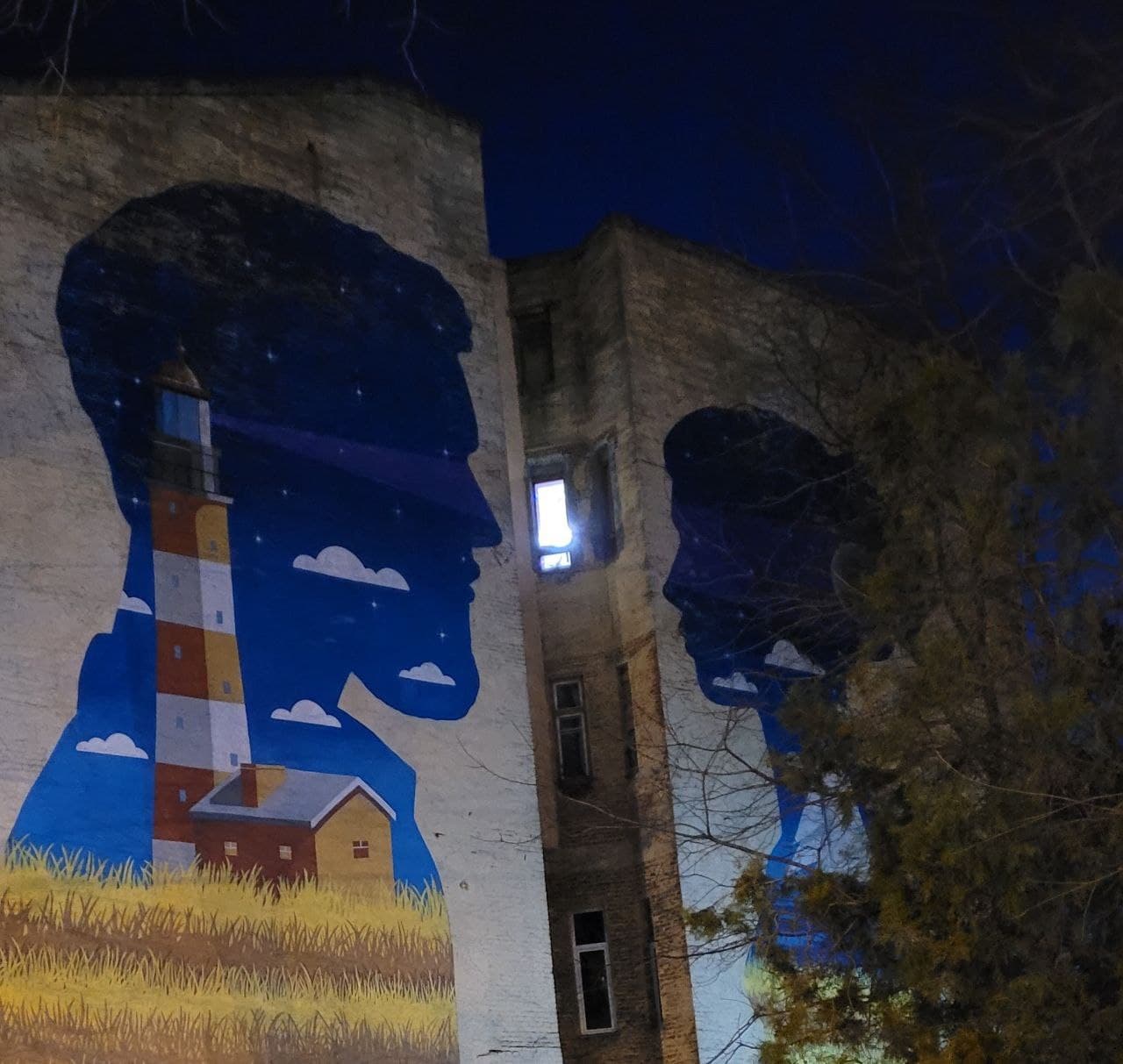 Мурал "Шлях додому" ввечері.