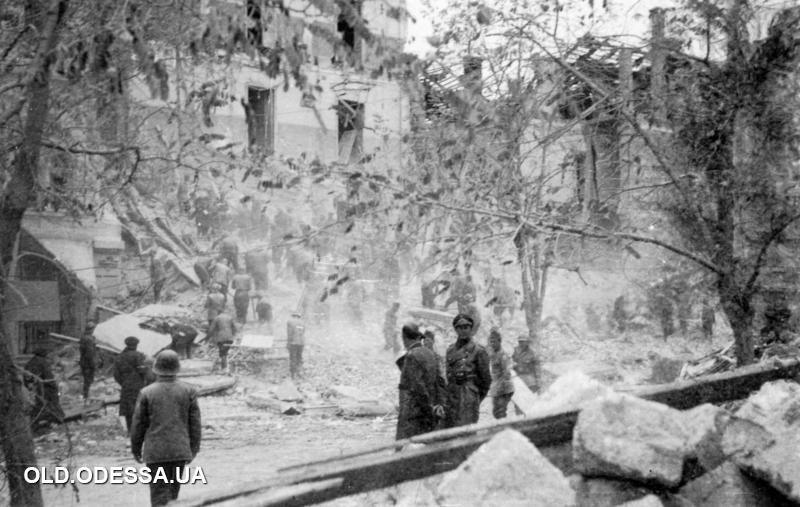 Разборка завалов здания румынской военной комендатуры на ул. Маразлиевской, 40, после взрыва 22 октября 1941 года