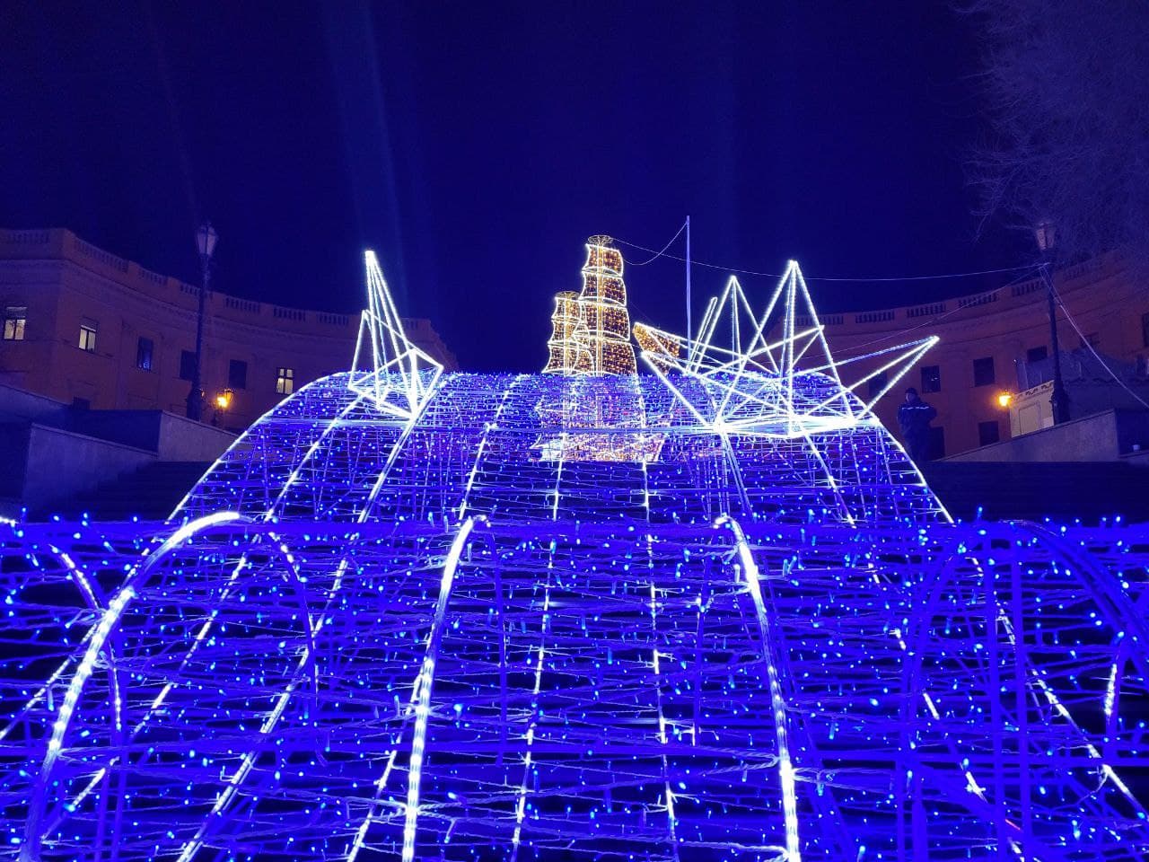 Потемкинскую лестницу украсили к Новому году.