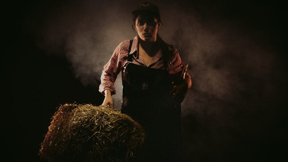 Спектакль "Она война".