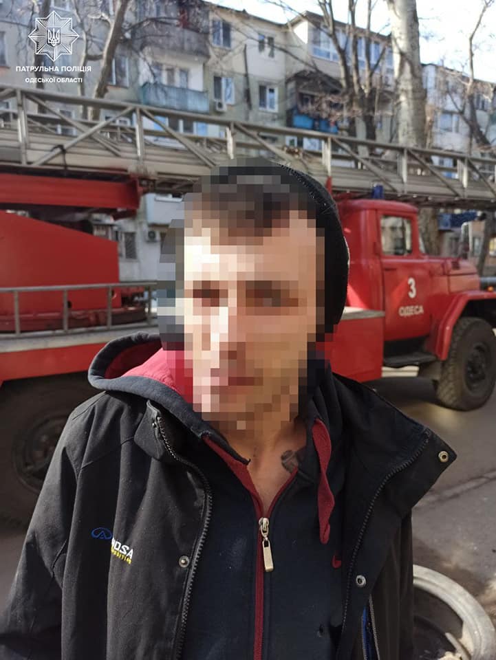 На Черемушках патрульні затримали квартирного крадія.