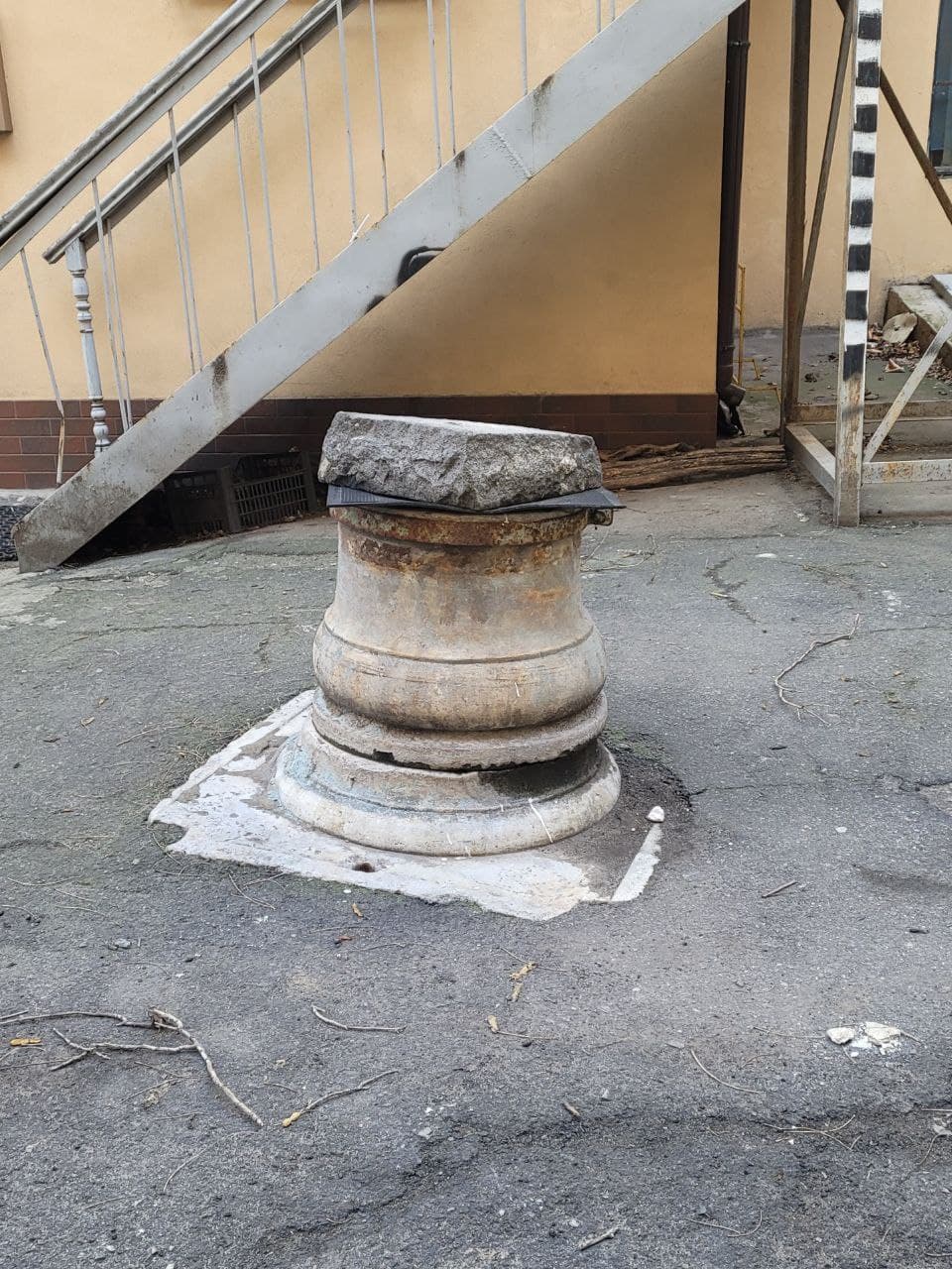 Мраморный оголовок в Воронцовском переулке, 3.