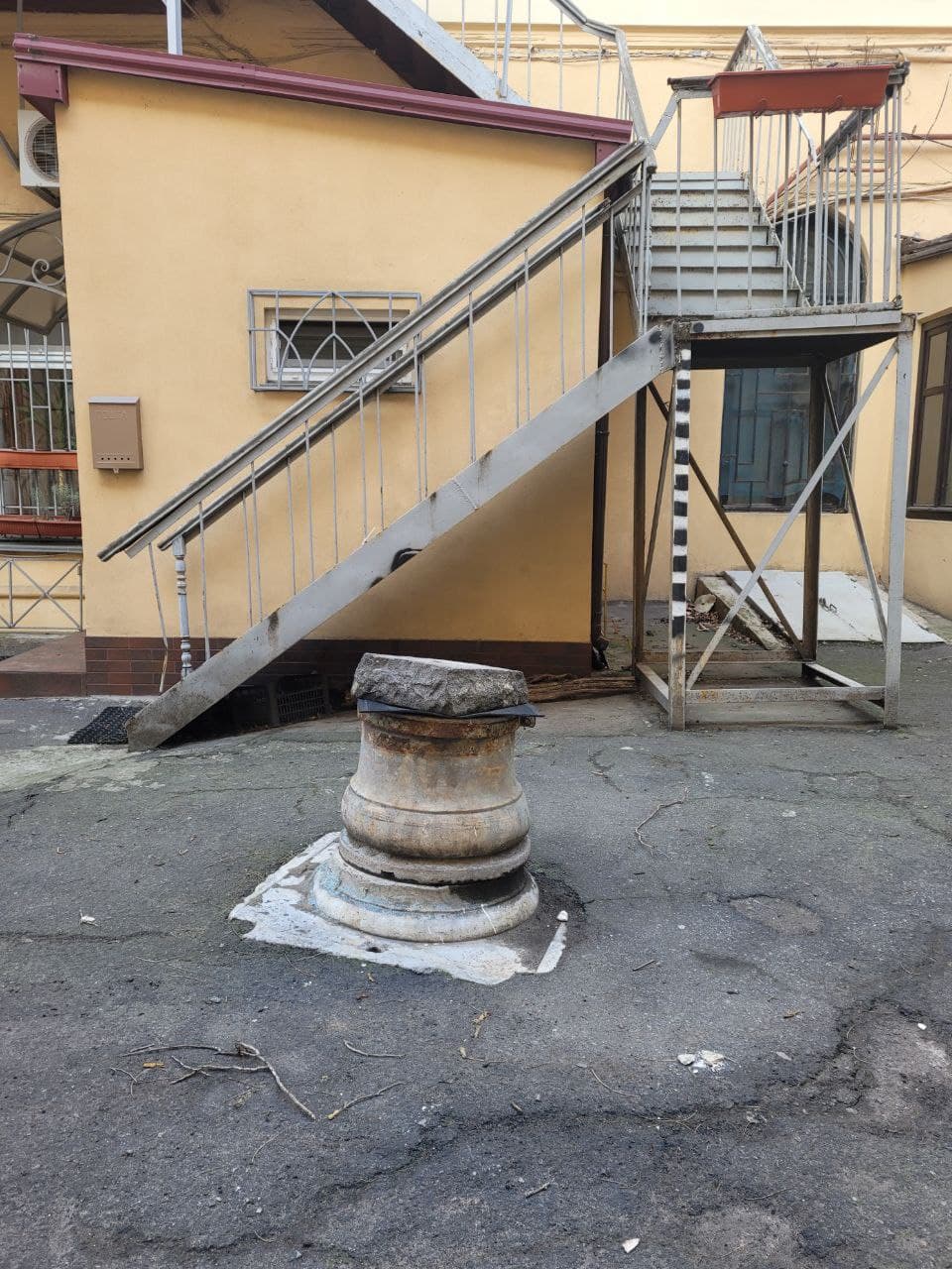 Мраморный оголовок в Воронцовском переулке, 3.