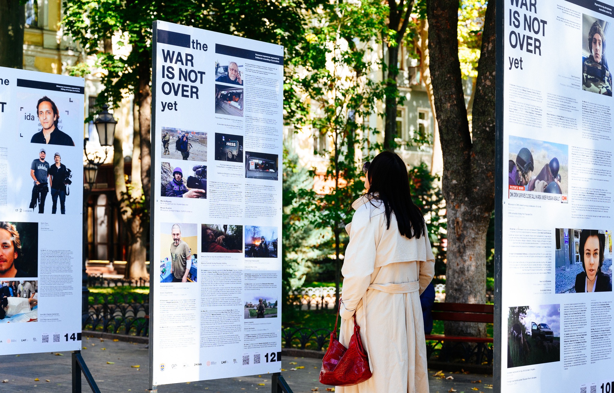 В Горсаду работает выставка, посвященная журналистам.