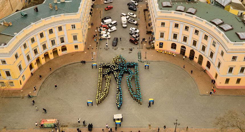 На честь річниці герба України курсанти вишикувалися в фігуру тризубця.