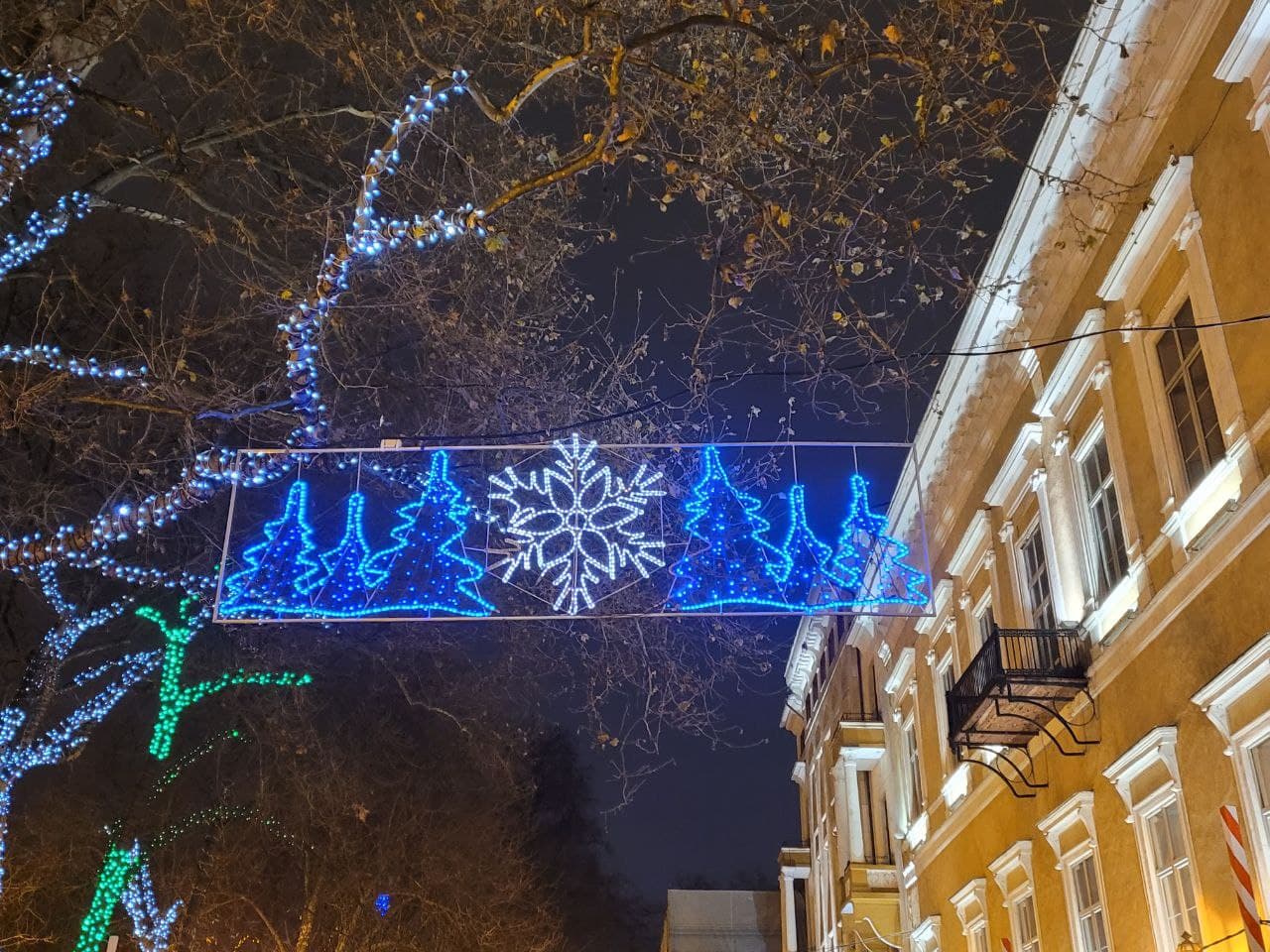 Центр города украшен новогодними символами.