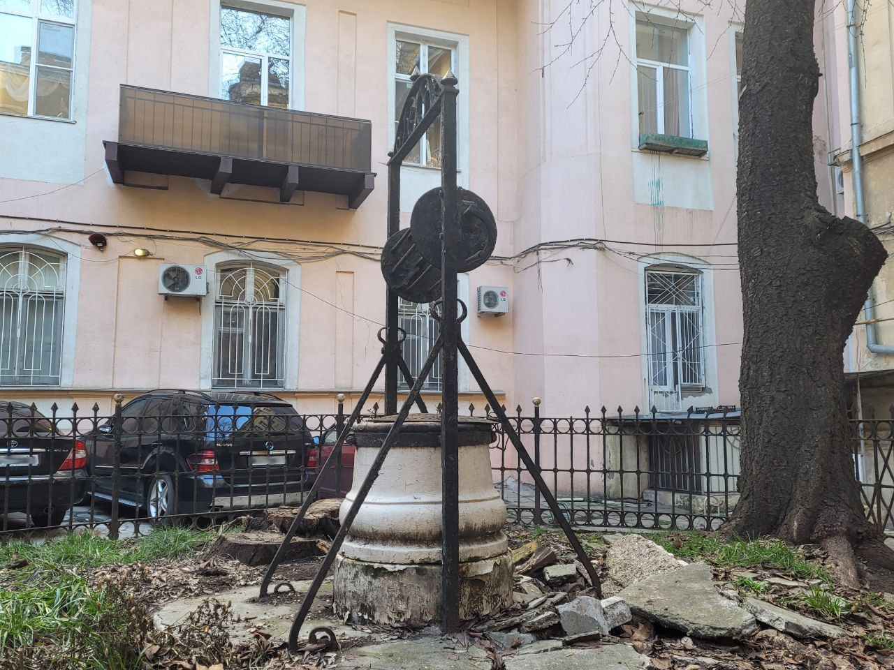 Мраморный оголовок на улице Гоголя, 6.