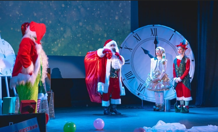 Спектакль "Різдвяні пригоди в музеї годинників".