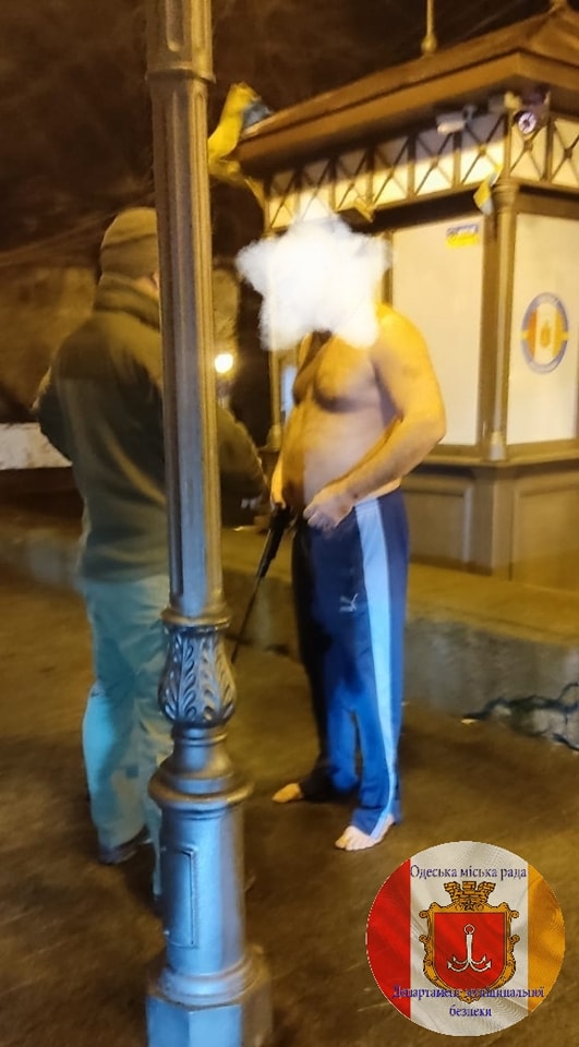 1 января по Приморскому бульвару разгуливал полуголый мужчина с ружьем.