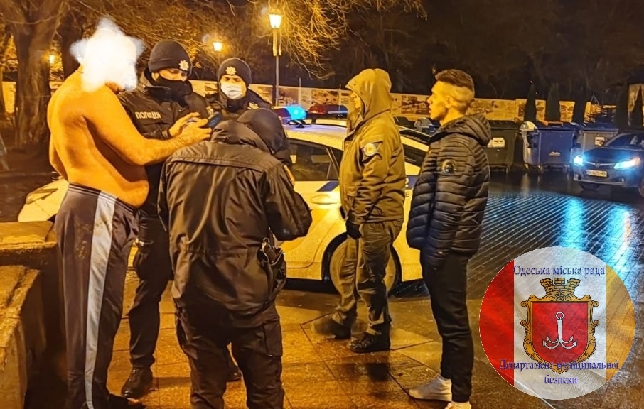 1 января по Приморскому бульвару разгуливал полуголый мужчина с ружьем.