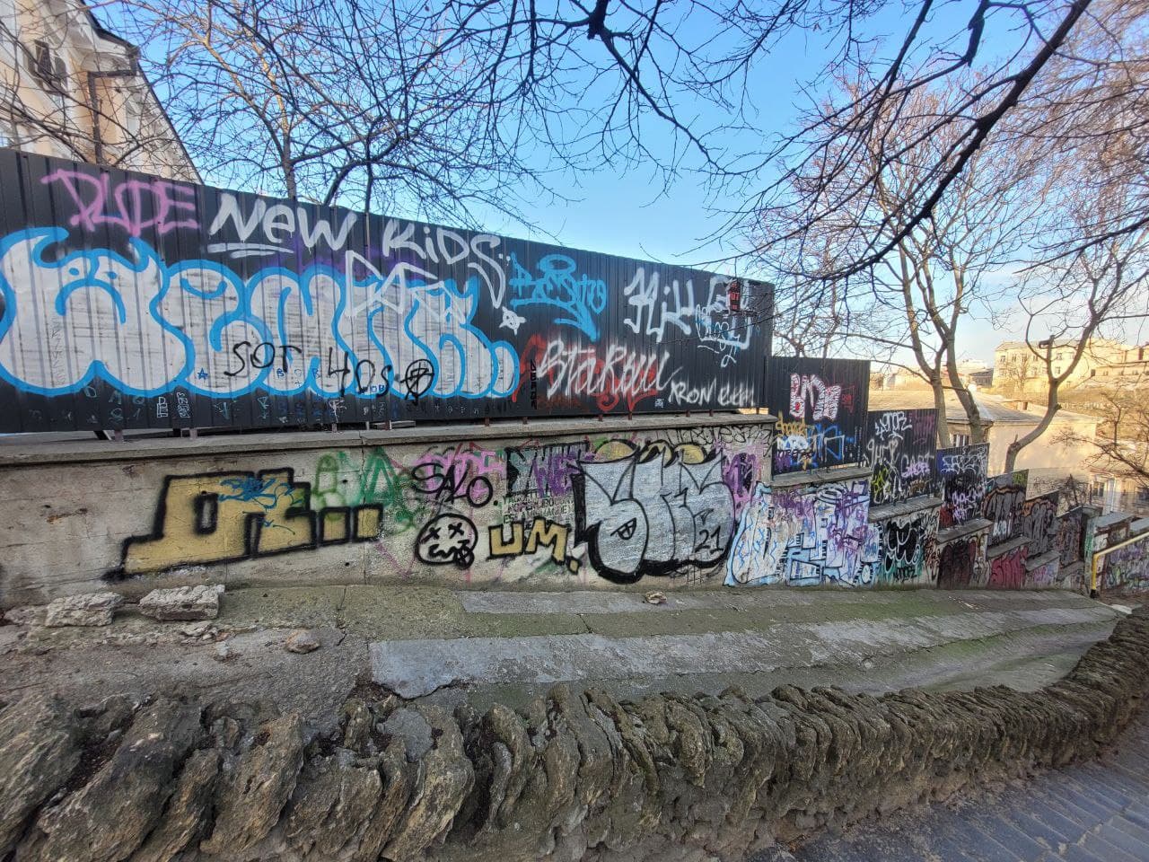 Стены и забор по бокам лестницы щедро расписаны "народным творчеством".