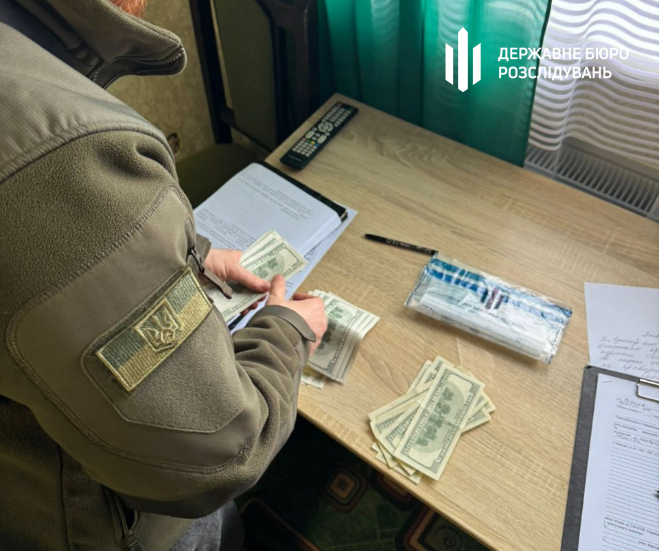 Гроші, які вилучили у правоохоронця.