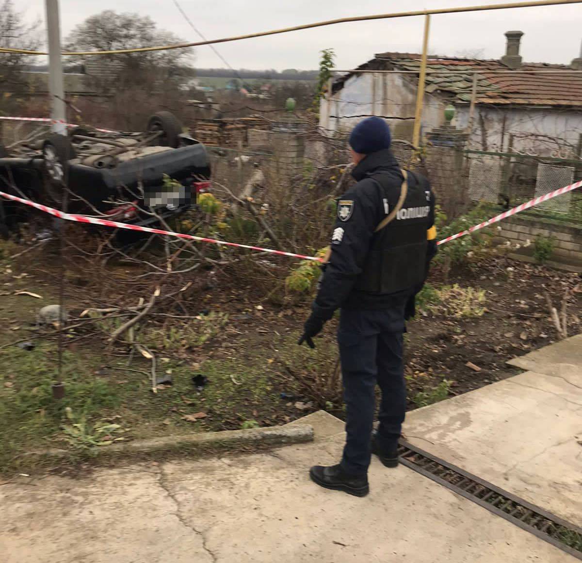 Под Одессой легковой автомобиль врезался в дерево: один человек погиб, второй &ndash; в тяжелом состоянии.