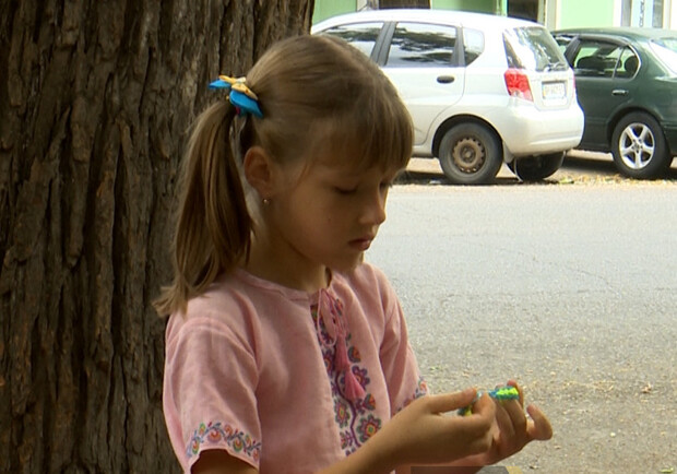 Третьокласниця Дар'я Тарахтій плете та продає патріотичні браслетики з резинок, щоб допомогти ЗСУ.