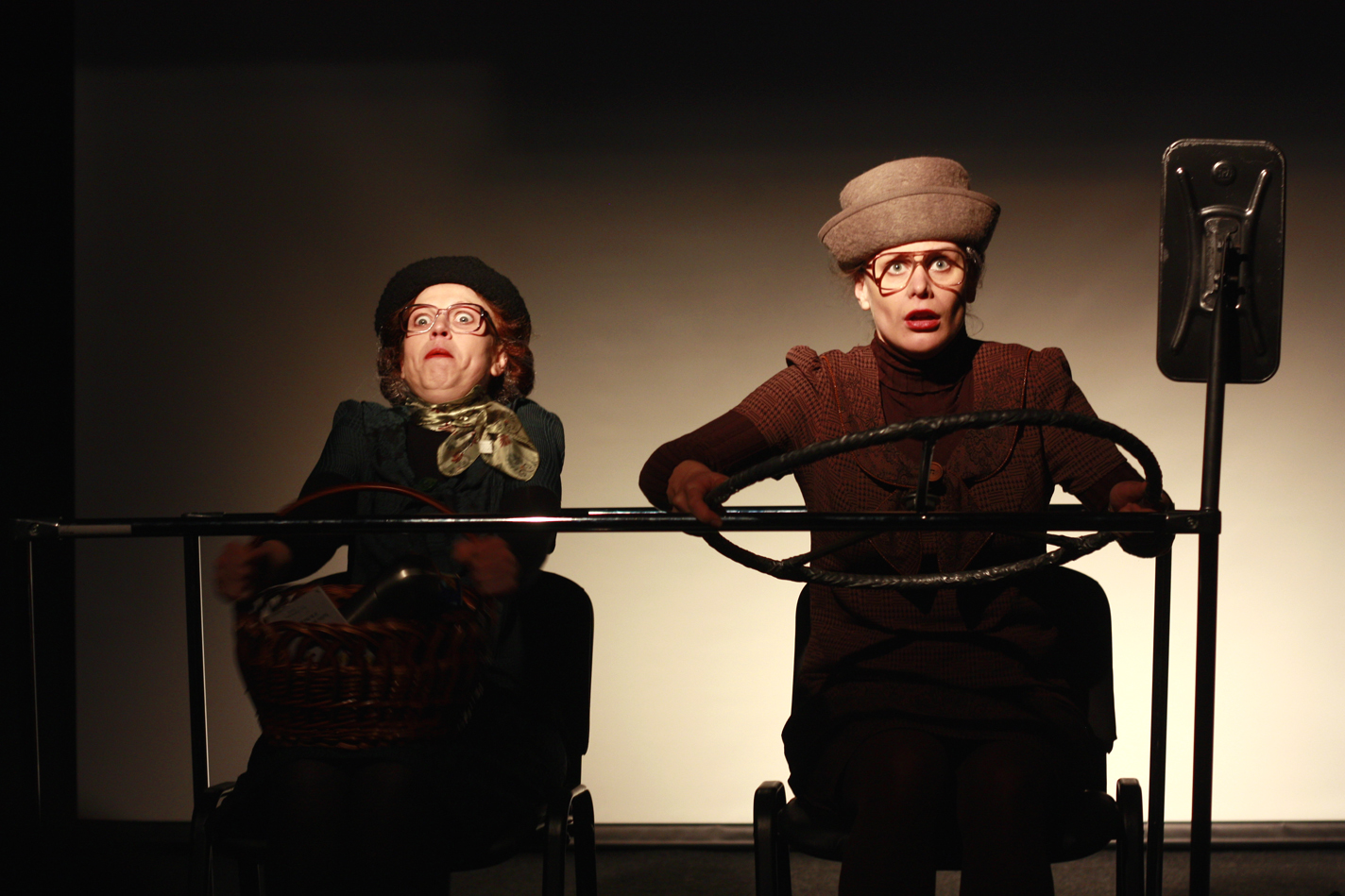 Спектакль "Две дамочки в сторону севера".