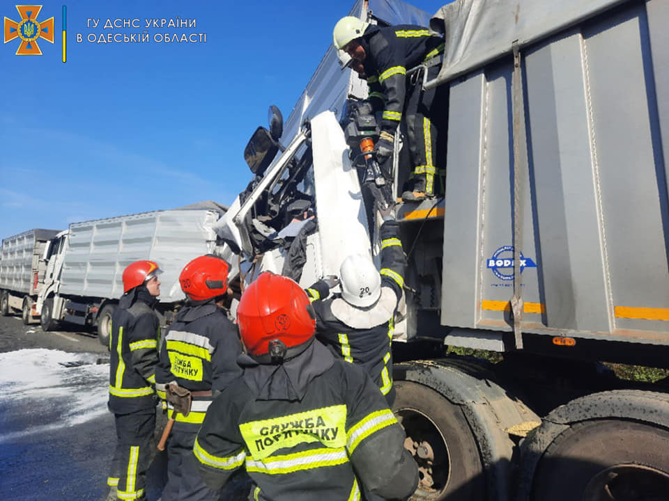 Спасатели деблокировали из кабины фуры водителя, пострадавшего в ДТП.