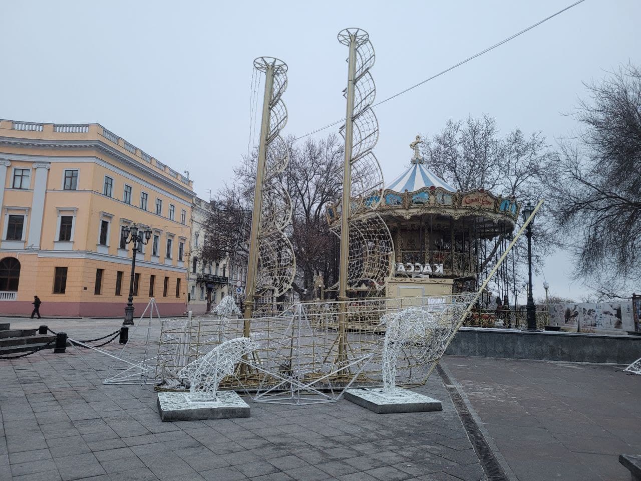 Светодиодные инсталляции на Приморском бульваре.