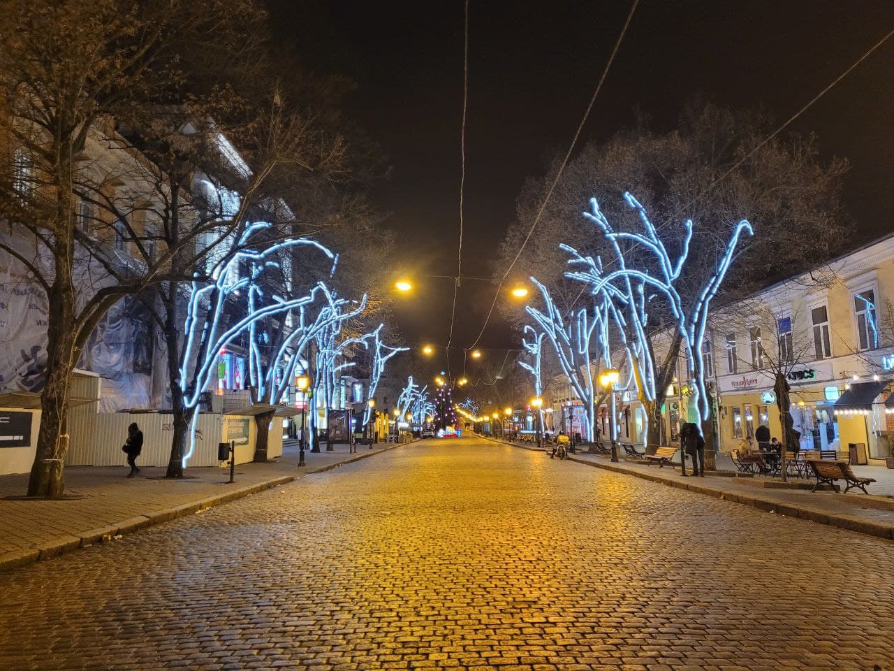C Дерибасовской убрали инсталляцию в виде новогоднего подарка.