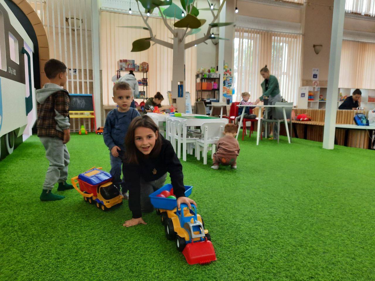 Дети развлекаются в точке "Спільно".