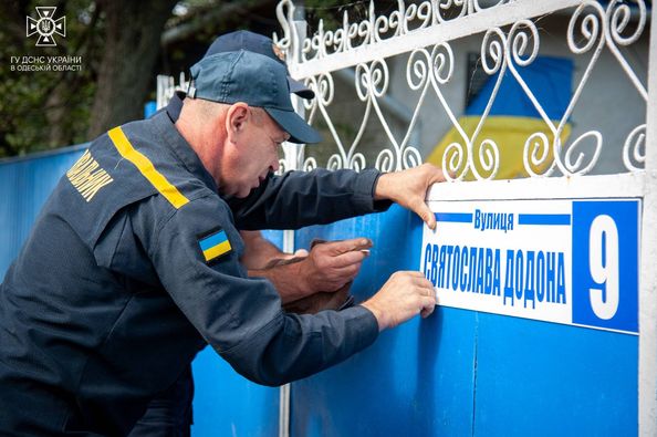 На Одещині відкрили меморіальну дошку загиблому піротехніку та назвали на його честь вулицю.