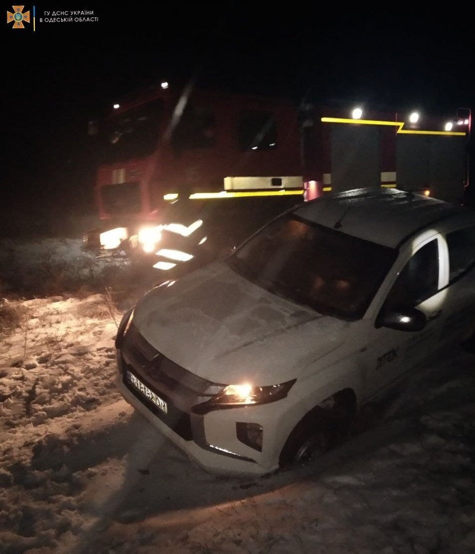 Спасатели помогали автомобилям выбраться со скользких участков дороги.