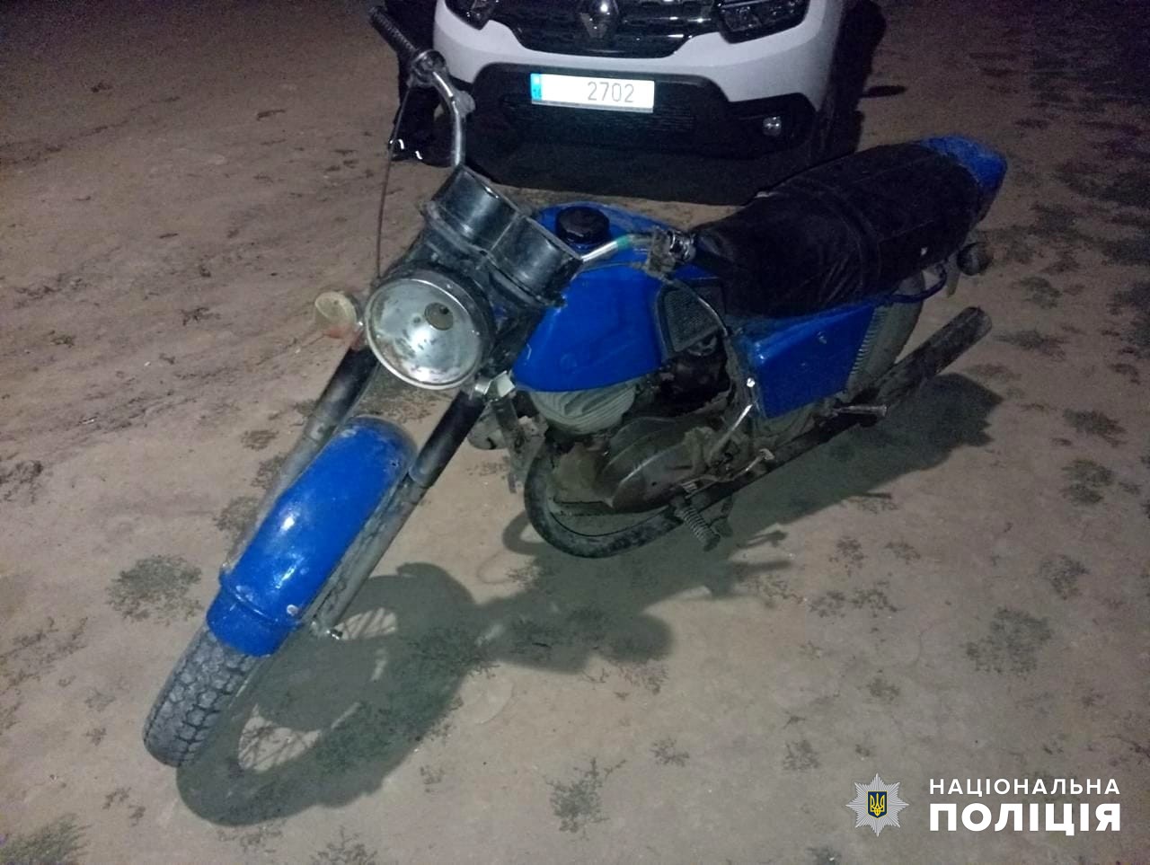 Мотоцикл, за рулем которого был молодой человек, наехавший на шестилетнюю девочку.