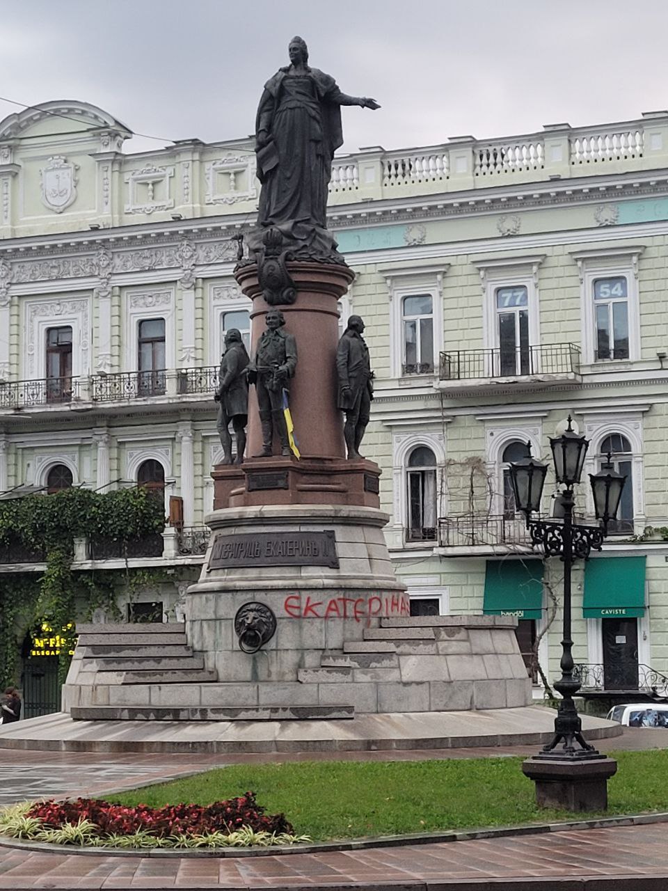 Невідомі залишили на постаменті пам'ятника Катерині ІІ напис "Єкатеріна = Путін".