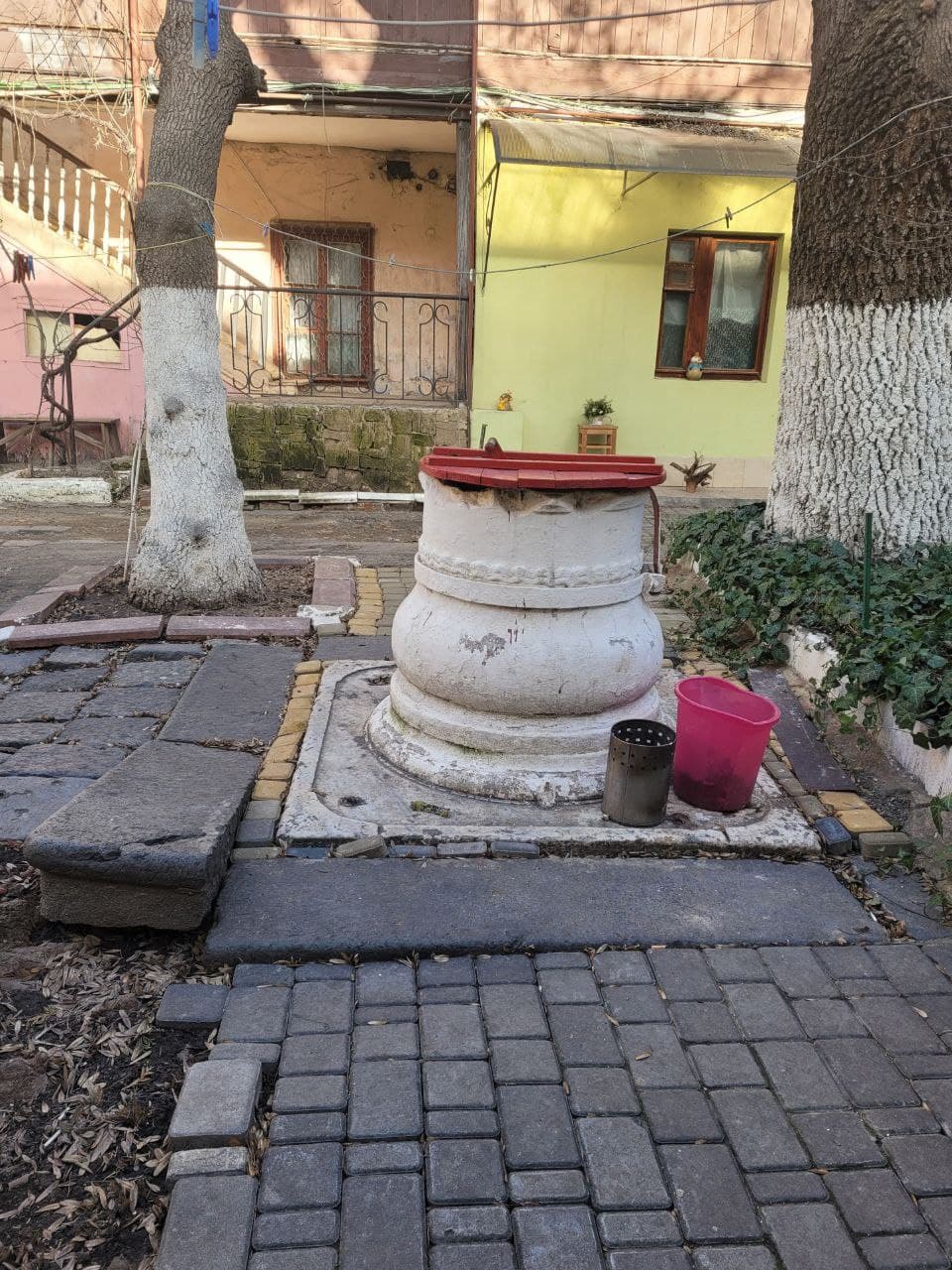 Мраморный оголовок на улице Екатериненской, 21.