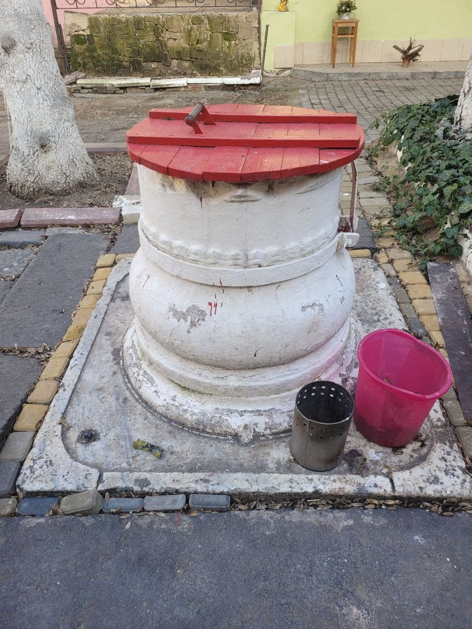 Мраморный оголовок на улице Екатериненской, 21.