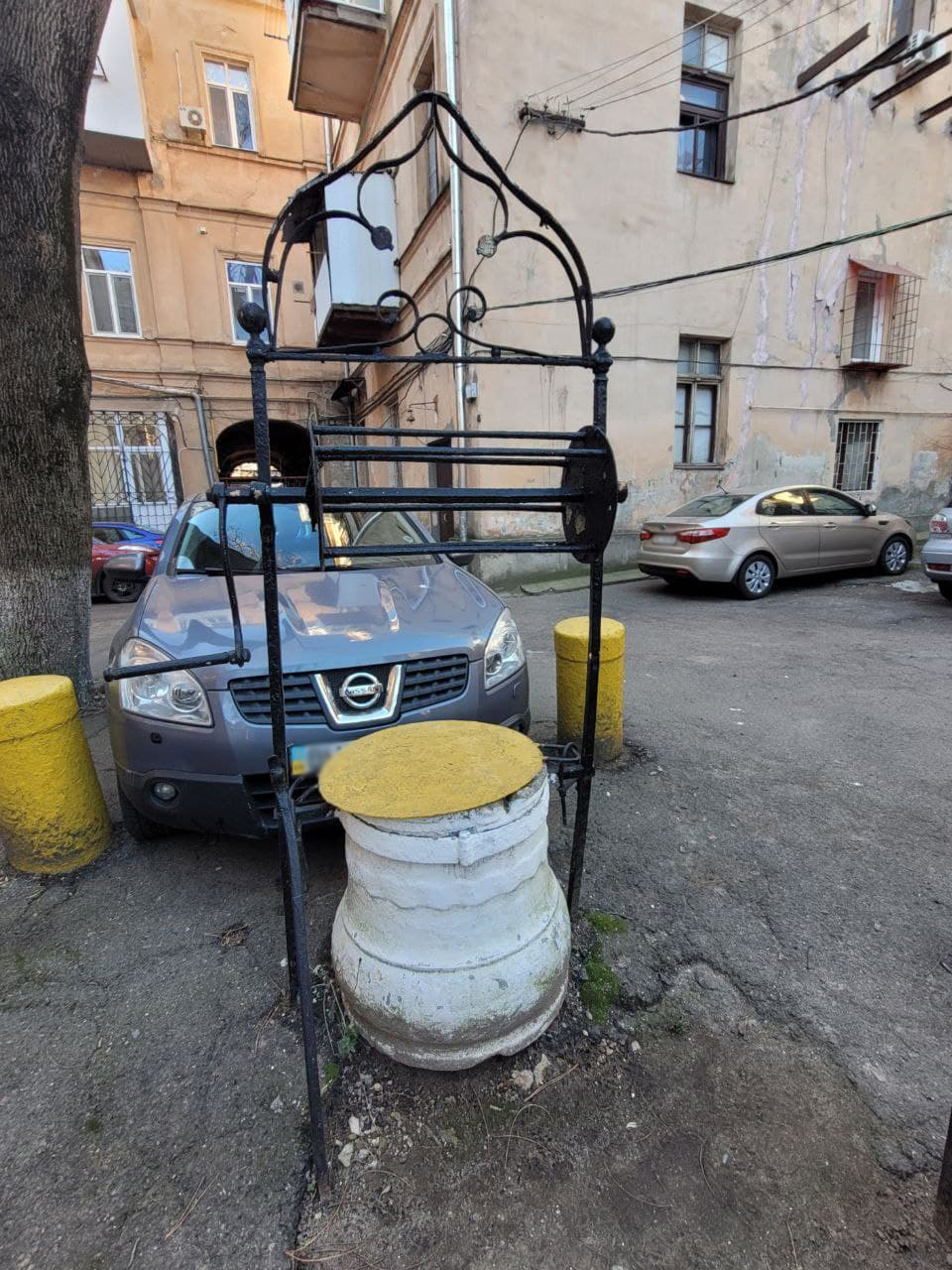 Мраморный оголовок на улице Елисаветинской, 9.