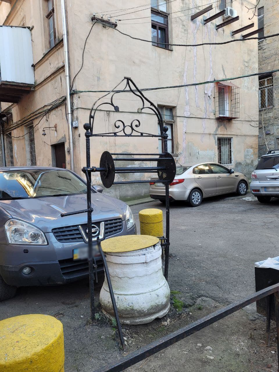 Мраморный оголовок на улице Елисаветинской, 9.